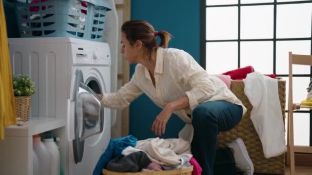 Medelålders Kvinna Tvättar Kläder Tvättstuga — Stockvideo