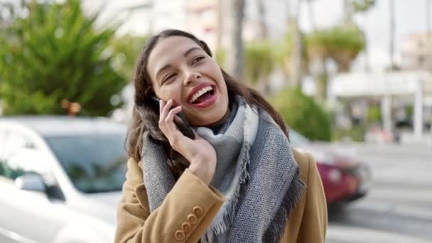 Junge Schöne Hispanische Frau Spricht Auf Dem Smartphone Lächelnd Auf — Stockvideo