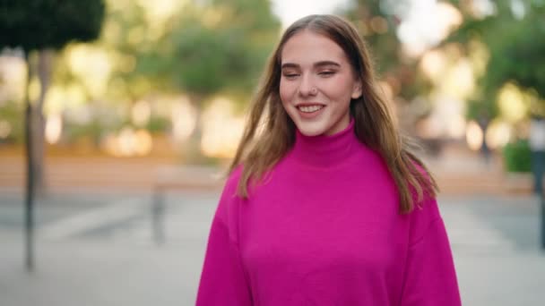 Ung Blond Kvinne Smiler Selvsikker Går Parken – stockvideo