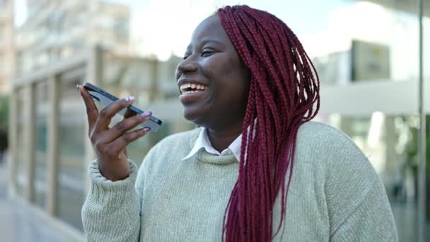 Mulher Africana Com Cabelo Trançado Enviando Mensagem Voz Com Smartphone — Vídeo de Stock