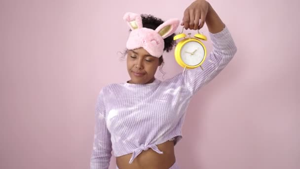 Αφροαμερικανή Γυναίκα Που Φοράει Μάσκα Ύπνου Κρατώντας Ένα Ρολόι Συναγερμού — Αρχείο Βίντεο