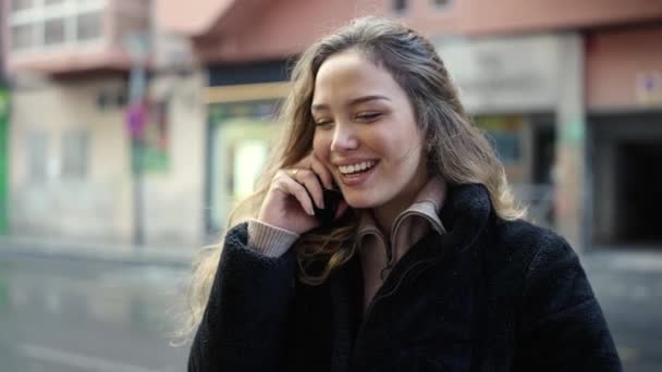 Młoda Piękna Latynoska Uśmiechnięta Pewna Siebie Rozmawiająca Smartfonie Ulicy — Wideo stockowe