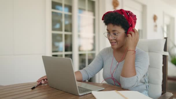 Αφροαμερικανή Γυναίκα Που Έχει Βιντεοκλήση Κάθεται Στο Τραπέζι Στο Σπίτι — Αρχείο Βίντεο
