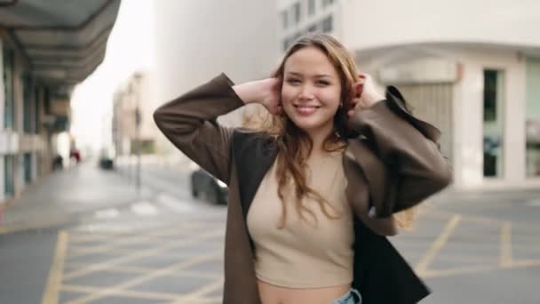 Jonge Latino Vrouw Glimlachen Zelfverzekerd Kammen Haar Met Handen Straat — Stockvideo
