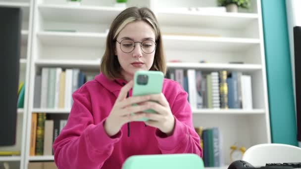 Mahasiswa Wanita Pirang Muda Tersenyum Percaya Diri Menggunakan Smartphone Universitas — Stok Video
