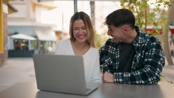 Młoda Para Uśmiechnięta Pewnie Przy Użyciu Laptopa Tarasie Kawiarni — Wideo stockowe