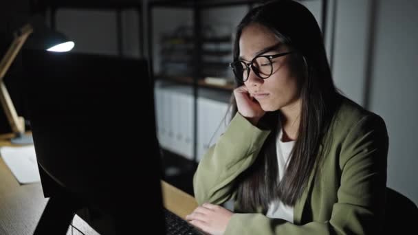 若い美しいヒスパニック系女性のビジネスワーカーは オフィスで働くコンピュータを使用して疲れている — ストック動画