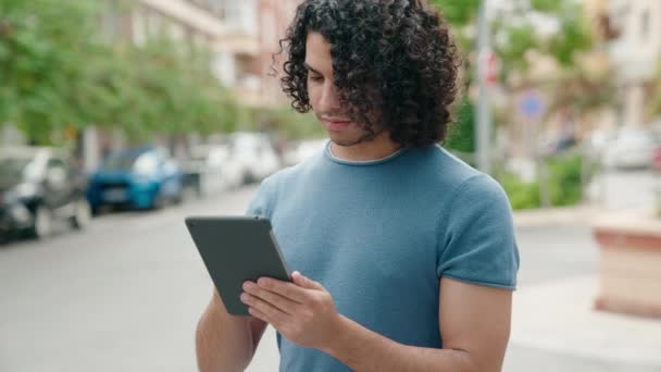Giovane Uomo Latino Utilizzando Touchpad Con Espressione Rilassata Strada — Video Stock