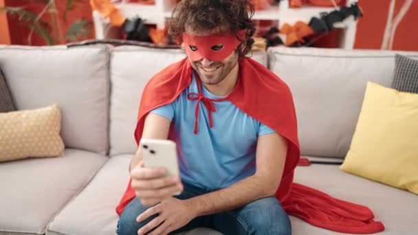 Jong Hispanic Man Maken Selfie Door Smartphone Hebben Halloween Feest — Stockvideo
