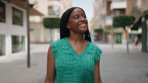 Afrikansk Amerikansk Kvinna Ler Säker Promenader Gatan — Stockvideo