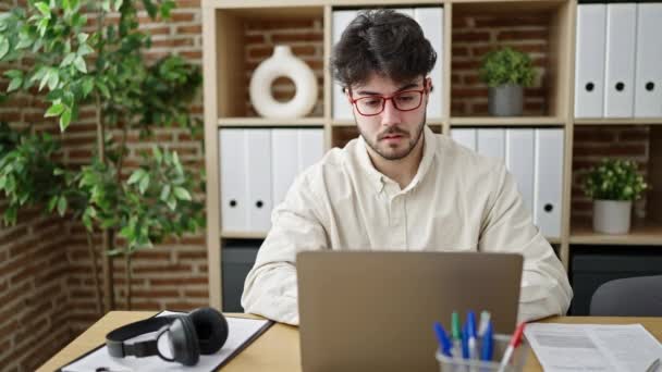 Genç Spanyol Adamı Ofiste Fikir Ifadeli Dizüstü Bilgisayar Kullanıyor — Stok video