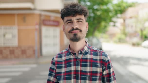 Junger Hispanischer Mann Zeigt Mit Finger Auf Pass Auf Straße — Stockvideo