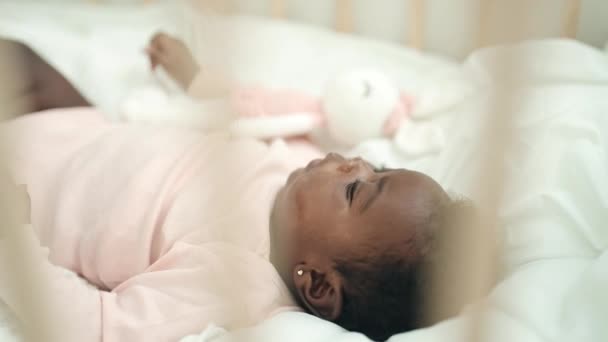 Африканский Американец Лежит Колыбели Расслабленным Лицом Спальне — стоковое видео