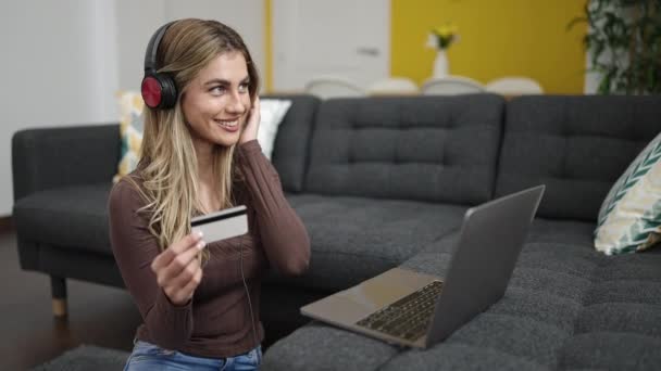 Young Blonde Woman Having Video Call Holding Credit Card Home — Stock video