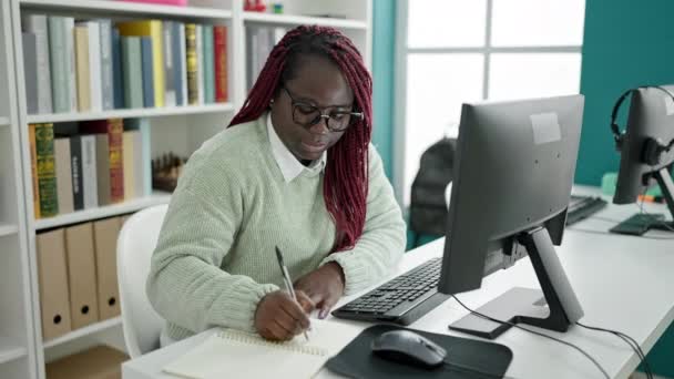 Wanita Afrika Dengan Siswi Rambut Dikepang Menggunakan Komputer Menulis Notebook — Stok Video