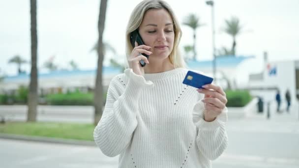 Mujer Rubia Joven Hablando Teléfono Inteligente Con Tarjeta Crédito Calle — Vídeos de Stock
