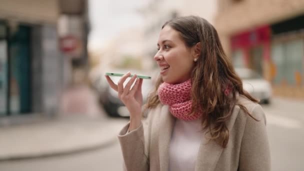 Jovem Mulher Sorrindo Confiante Falando Smartphone Rua — Vídeo de Stock