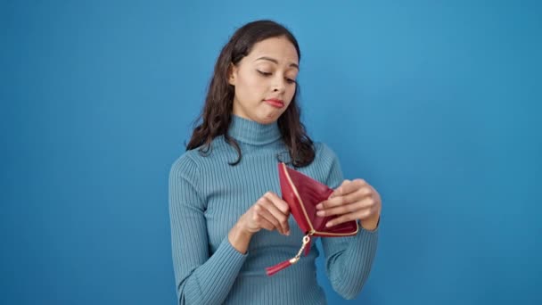 Молодая Красивая Латиноамериканка Показывает Пустой Бумажник Изолированном Синем Фоне — стоковое видео