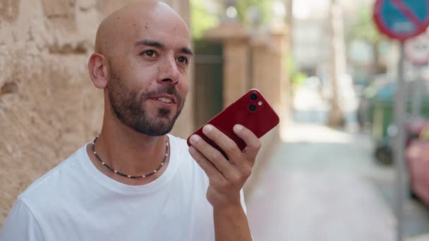 Jovem Careca Sorrindo Confiante Falando Smartphone Rua — Vídeo de Stock