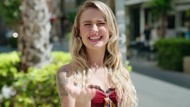 Young Blonde Woman Smiling Confident Doing Coming Gesture Hand Street — ストック動画