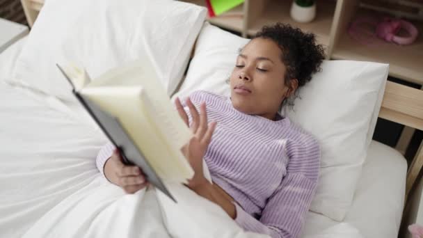 Yatak Odasında Kitap Okuyan Afro Amerikalı Kadın — Stok video