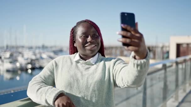 Mulher Africana Com Cabelo Trançado Tirando Foto Selfie Com Smartphone — Vídeo de Stock