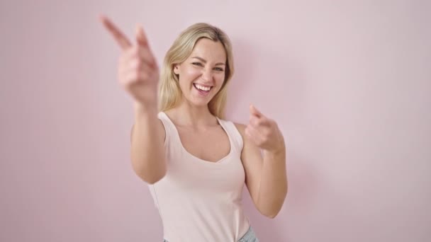 Jong Blond Vrouw Glimlachen Zelfverzekerd Wijzend Naar Camera Geïsoleerde Roze — Stockvideo