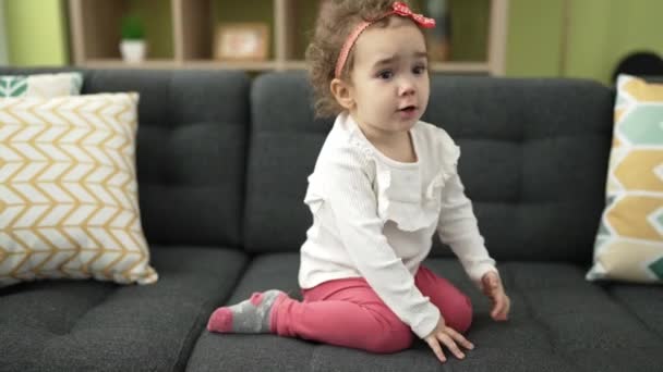 Menina Caucasiana Adorável Sentado Sofá Com Expressão Relaxada Casa — Vídeo de Stock