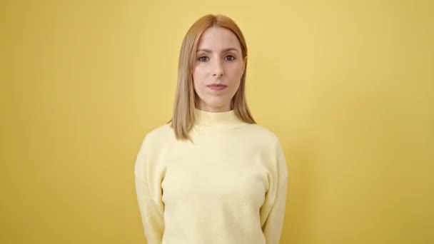 Jonge Blonde Vrouw Staan Zeggen Nee Met Vinger Geïsoleerde Gele — Stockvideo