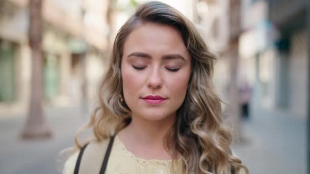 Joven Mujer Rubia Turista Sonriendo Confiado Pie Calle — Vídeos de Stock