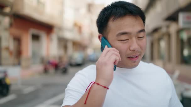 Young Chinese Man Smiling Confident Talking Smartphone Street — ストック動画