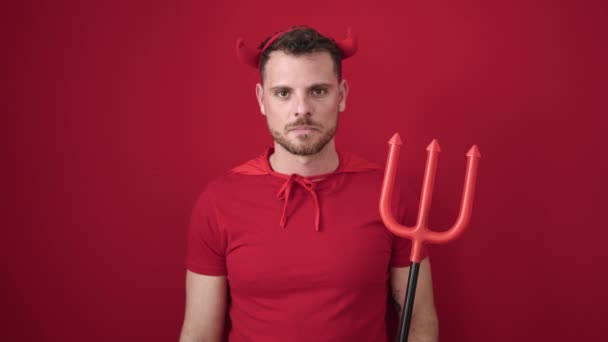 Young Caucasian Man Screaming Wearing Devil Costume Isolated Red Background — Vídeo de stock