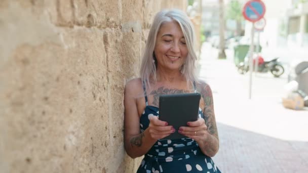 Medioevo Donna Dai Capelli Grigi Sorridente Fiducioso Utilizzando Touchpad Strada — Video Stock