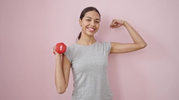 Jonge Mooie Latijns Amerikaanse Vrouw Glimlachend Dragen Sportkleding Tonen Armspieren — Stockvideo
