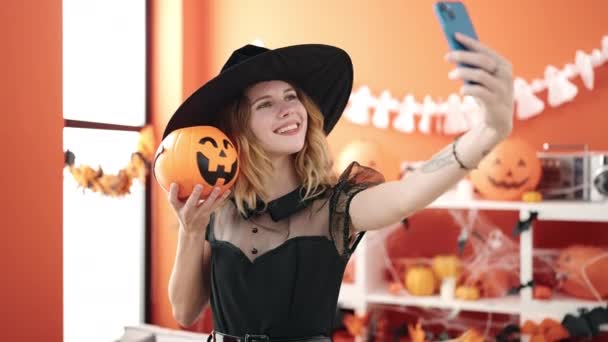 Jong Blond Vrouw Met Halloween Pompoen Mand Maken Selfie Door — Stockvideo