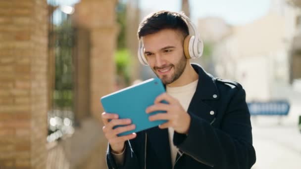 Young Hispanic Man Smiling Confident Playing Video Game Street — Video