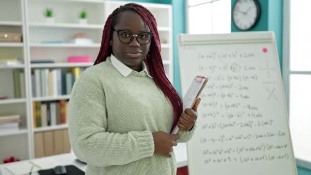 Mujer Africana Con Cabello Trenzado Enseñando Matemáticas Apuntando Cámara Biblioteca — Vídeos de Stock