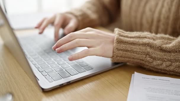 Jovem Bela Mulher Hispânica Usando Laptop Escritório — Vídeo de Stock