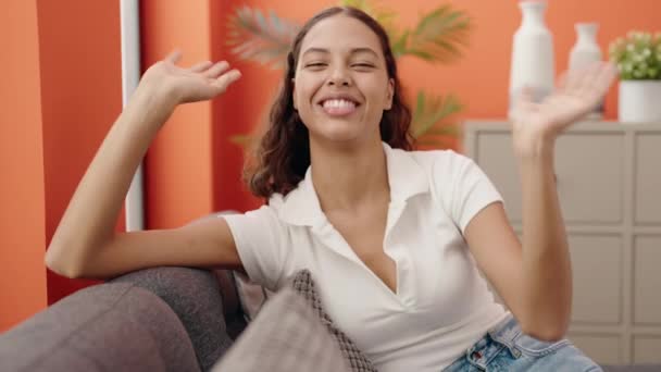 Genç Afro Amerikan Kadın Kanepede Oturuyor Evde Konuşuyor — Stok video