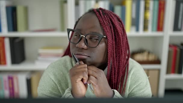 Afrikaanse Vrouw Met Gevlochten Haar Met Behulp Van Computer Denken — Stockvideo