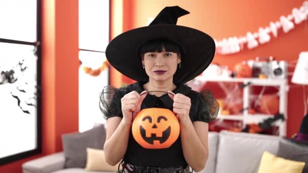 Joven Mujer China Con Disfraz Bruja Sosteniendo Cesta Calabaza Halloween — Vídeo de stock