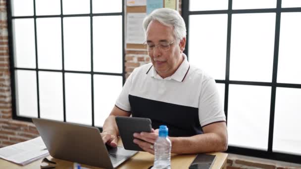 Ofiste Dokunmatik Ped Laptop Kullanan Gri Saçlı Bir Adamı — Stok video