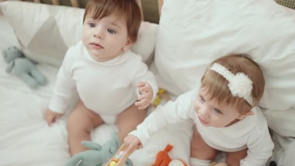 二可愛いです赤ちゃん保持おもちゃ上のクレイドルでベッドルーム — ストック動画