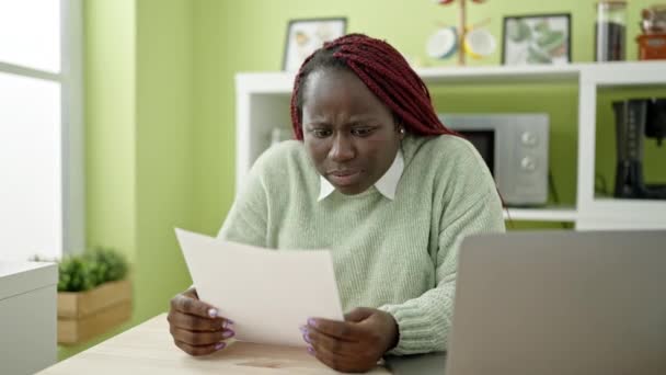 Afrikaanse Vrouw Met Gevlochten Haar Leesdocument Lijden Aan Hoofdpijn Bij — Stockvideo