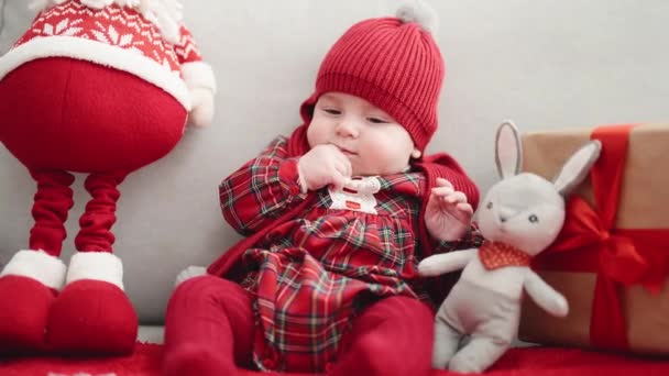 Adorável Bebê Caucasiano Sentado Sofá Com Brinquedo Papai Noel Presente — Vídeo de Stock