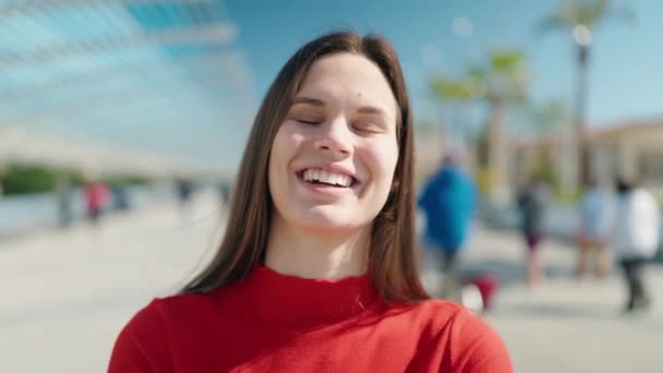 Młoda Kobieta Uśmiecha Się Pewnie Mówiąc Parku — Wideo stockowe