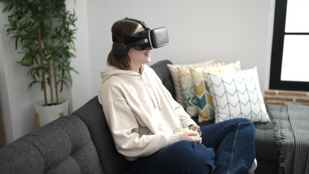 Jovem Loira Assistindo Filme Usando Óculos Realidade Virtual Comendo Pipoca — Vídeo de Stock