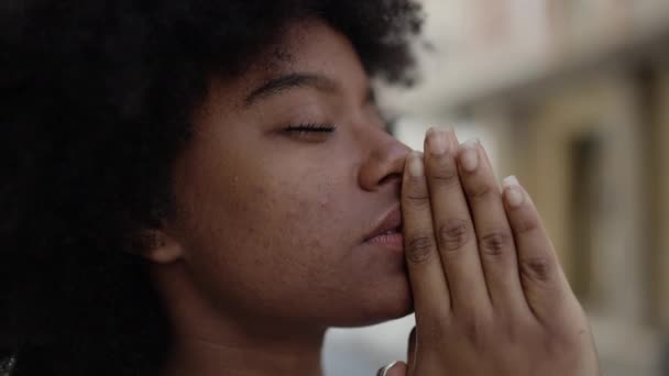 Afričanky Americká Žena Modlí Ulici — Stock video