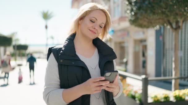 Joven Mujer Rubia Sonriendo Confiada Usando Smartphone Calle — Vídeo de stock