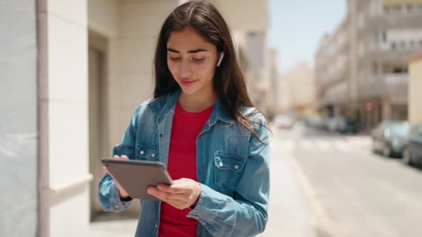 Νέοι Ισπανόφωνοι Κορίτσι Χαμογελά Αυτοπεποίθηση Χρησιμοποιώντας Touchpad Στο Δρόμο — Αρχείο Βίντεο